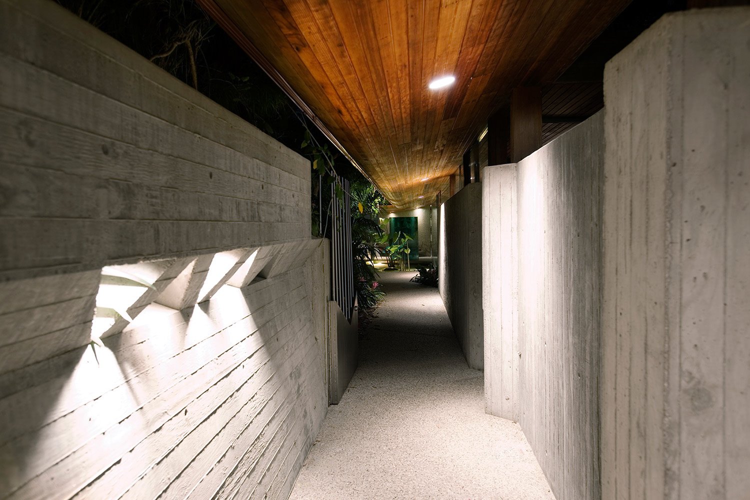 sheats goldstein house exterior pasillo hormigón