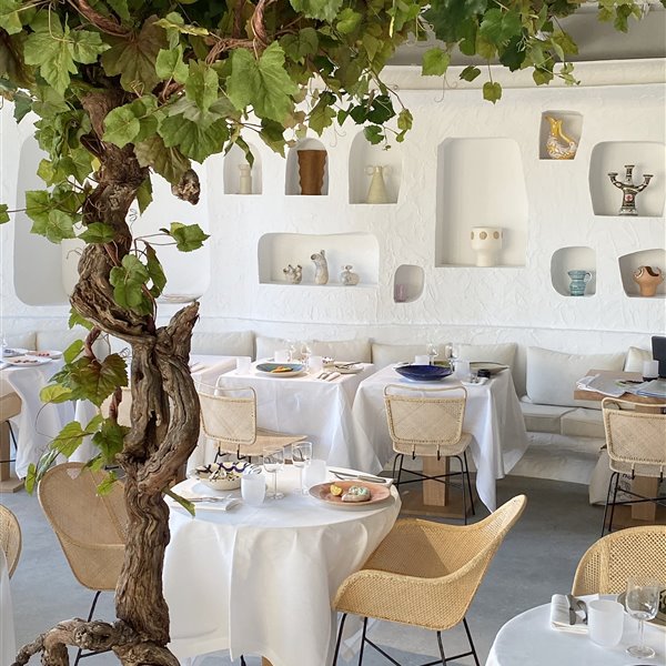 El verano nunca termina en Oursin, el nuevo restaurante de Jacquemus en París