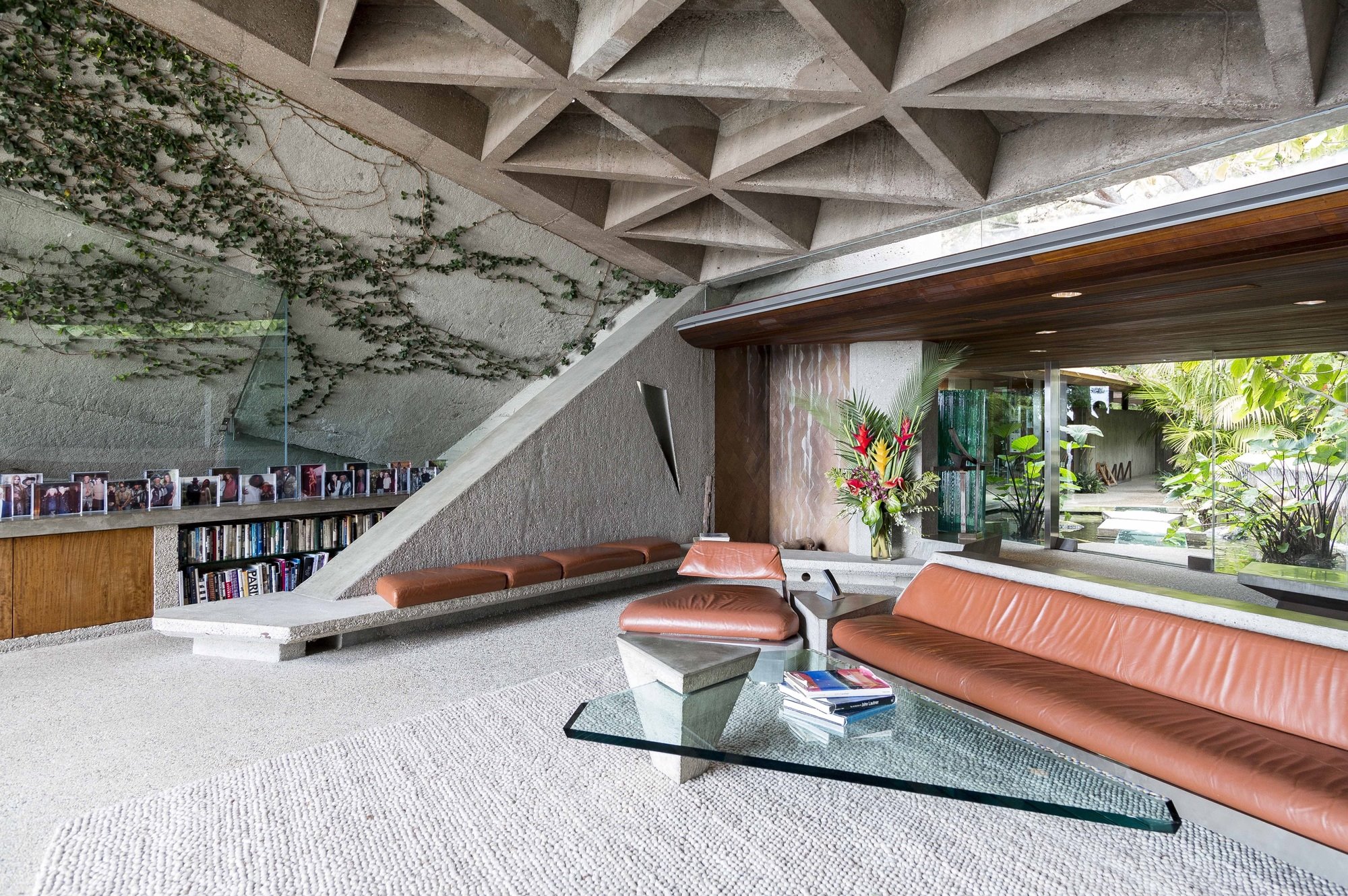 Salon con sofas de cuero y techo de hormigon de la casa Goldstein Los Angeles