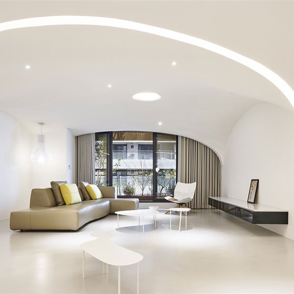 No hacen falta casi muebles: los arcos llenan de vida este apartamento impresionante