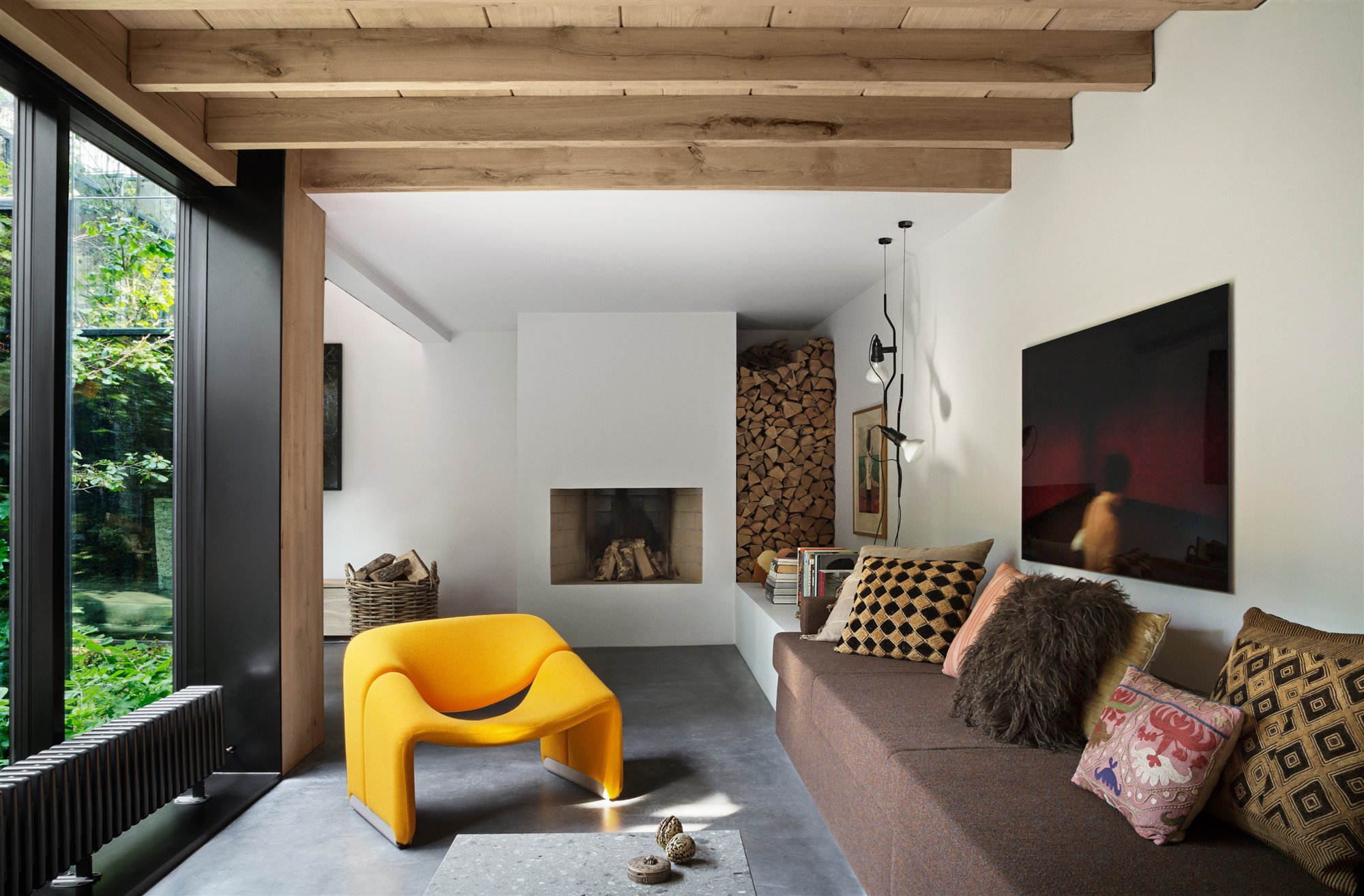 Salon con sofa de obra y sillon amarillo vigas de madera