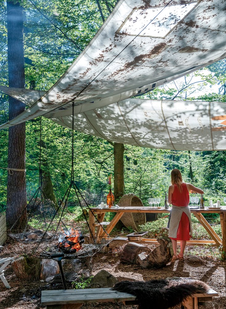 comida al aire libre en el hotel rural en Suecia Stedsans in the wood