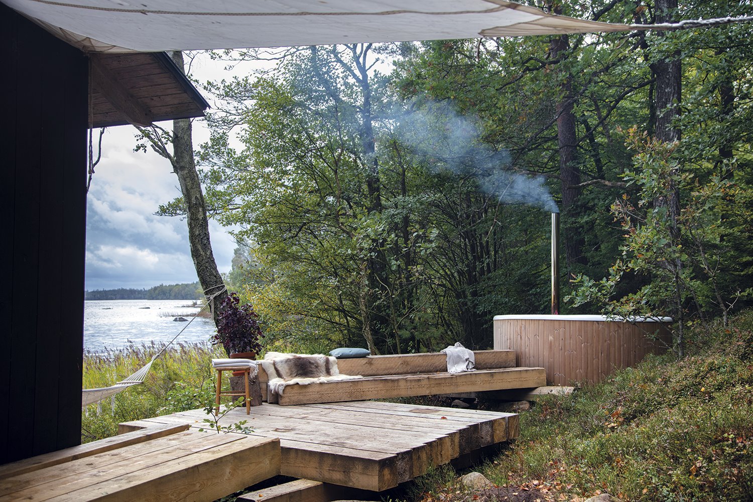spa con jacuzzi en el hotel rural en Suecia Stedsans in the woods