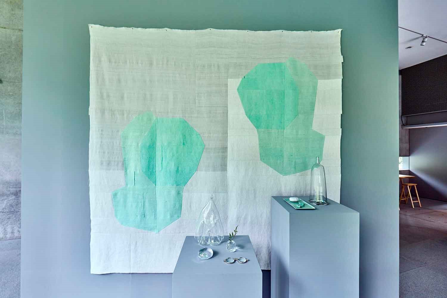 comma-exhibitin-de-Li-Edelkoort-para-Google-con-tapices-verde-agua-de-Inamatt