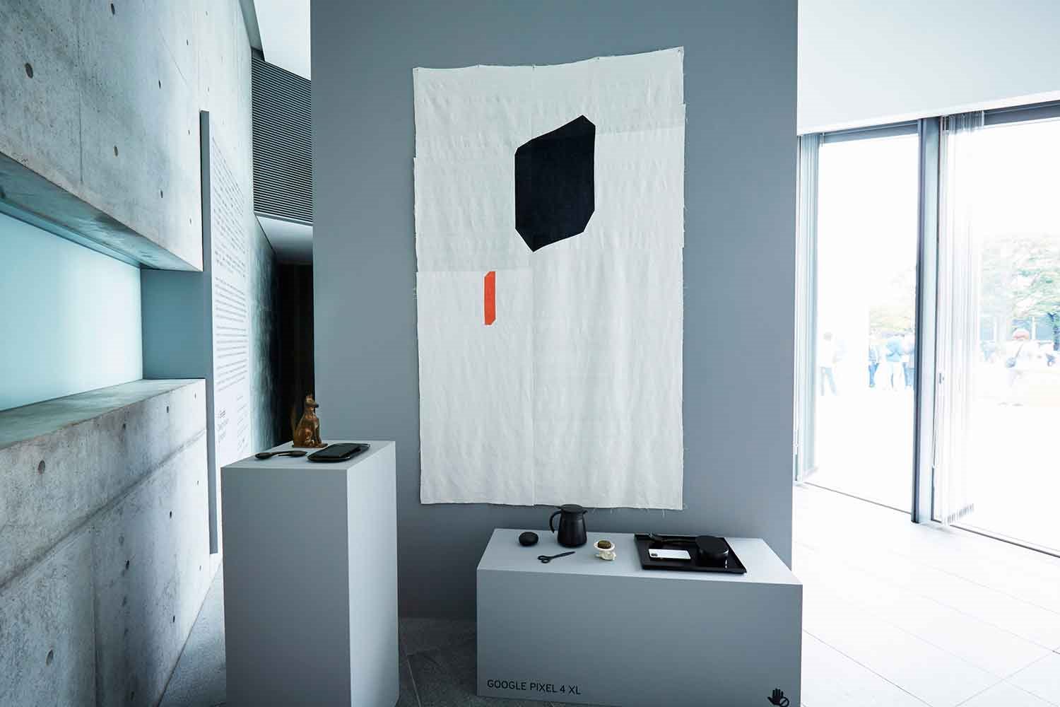 Comma-exhibition-de-Li-Edelkoort-para-Google-con-tapices-rojo-negro-de-Inamatt
