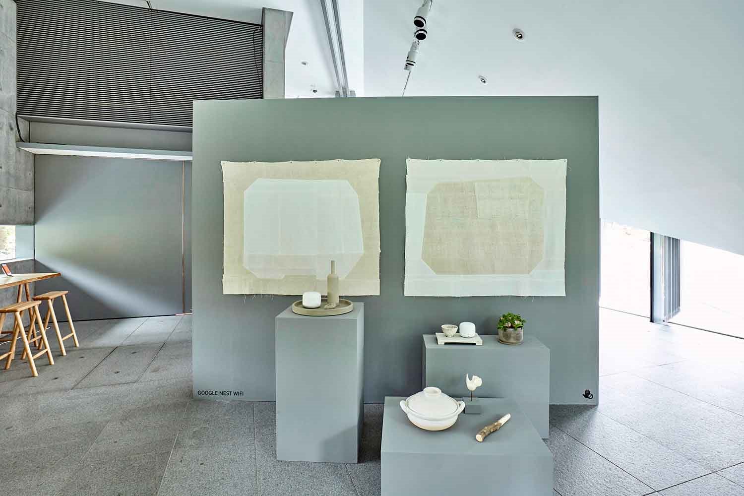 Comma-exhibition-de-Li-Edlekoort-para-Google-con-tapices-beige-de-Inamatt
