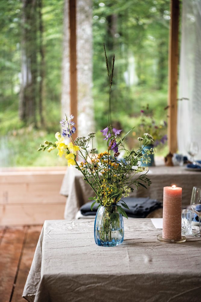 decoracion de la mesa en el hotel rural de Suecia Stedsans in the woods