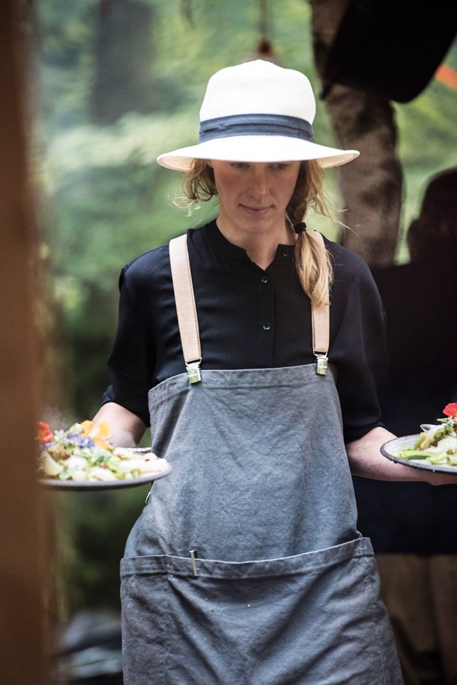 La dueña del hotel rural en Suecia Stedsans in the woods con un plato de comida ecologica