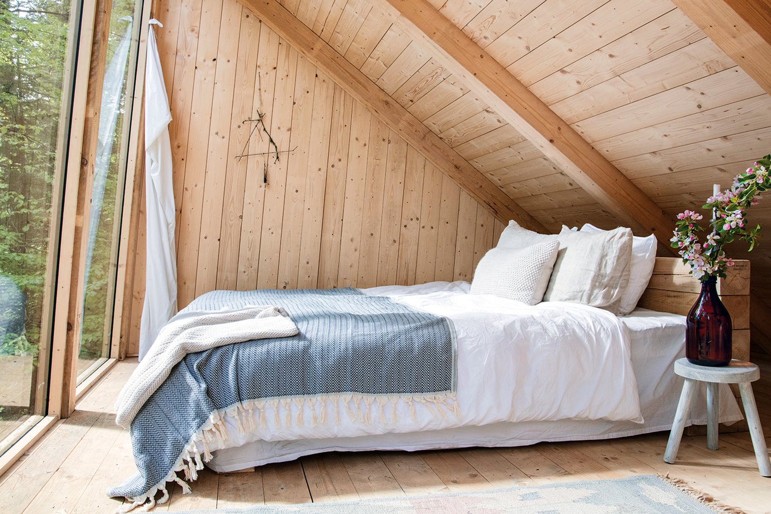 dormitorio con buhardilla en el hotel rural en Suecia Stedsans in the woods