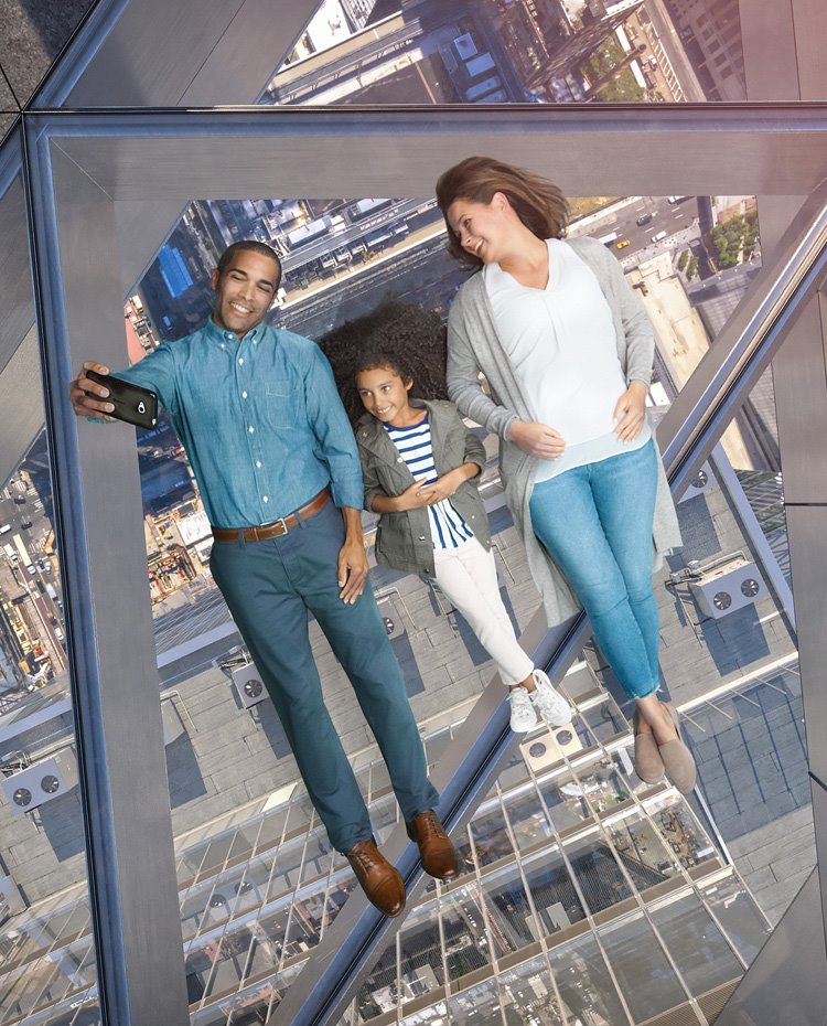 El suelo de cristal del mirador permite andar por encima de los rascacielos de la Gran Manzana