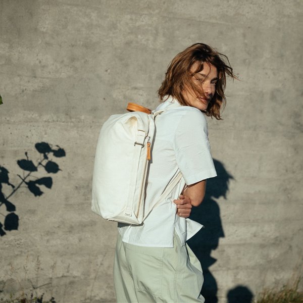 Descubre de qué material están hechas las mochilas sostenibles de moda 