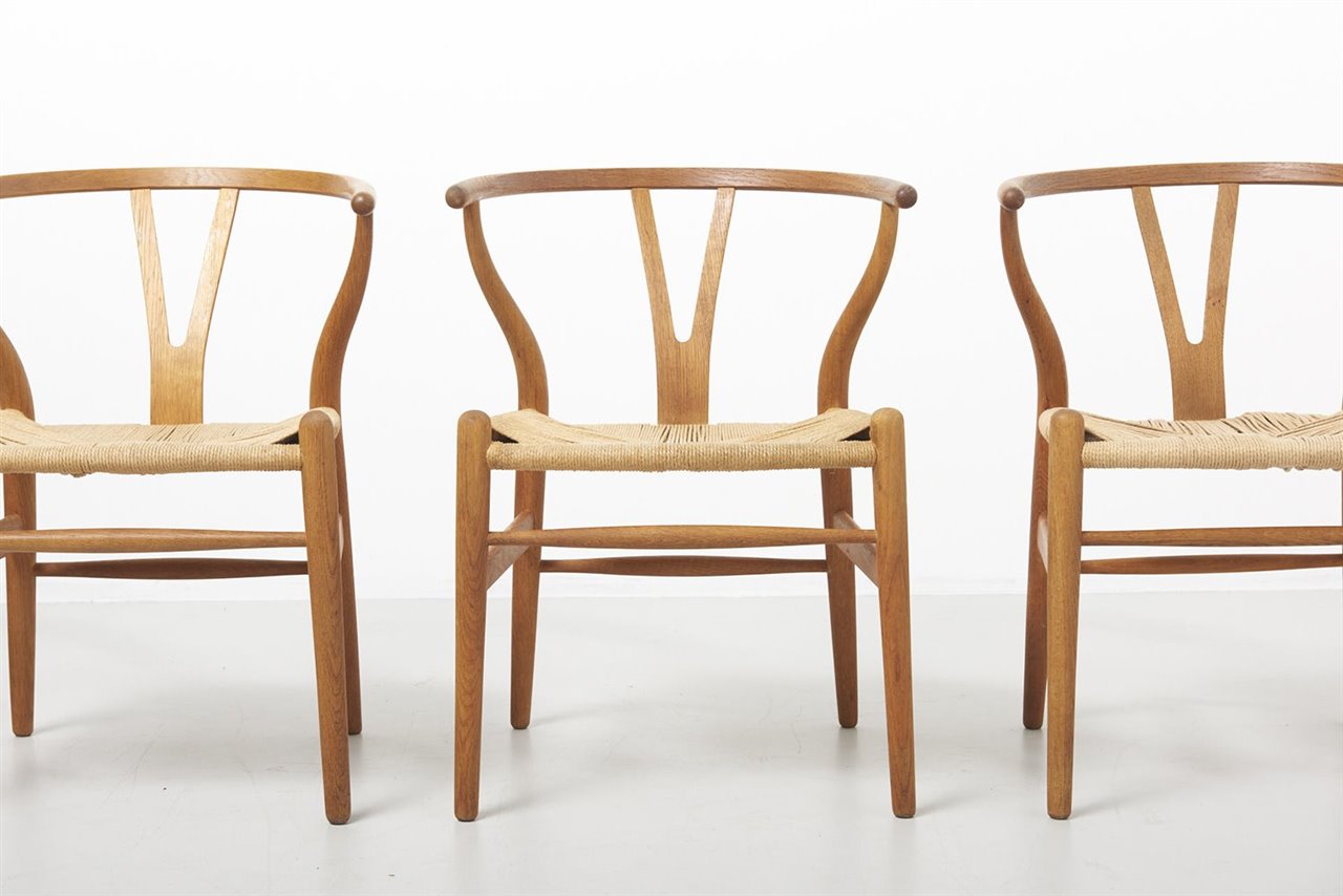 La silla CH24, también conocida como Wishbone (1950) es probablemente la pieza más icónica del creador danés. Carl Hansen & Søn la sigue produciendo y lanzando periódicamente ediciones especiales.