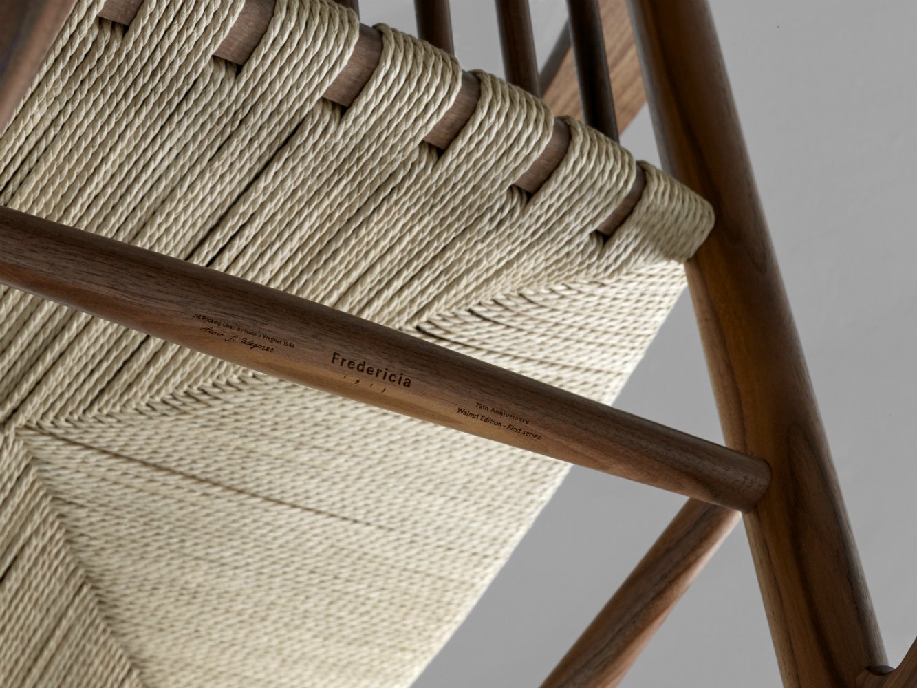 Mecedora J16 Rocking Chair de Fredericia 