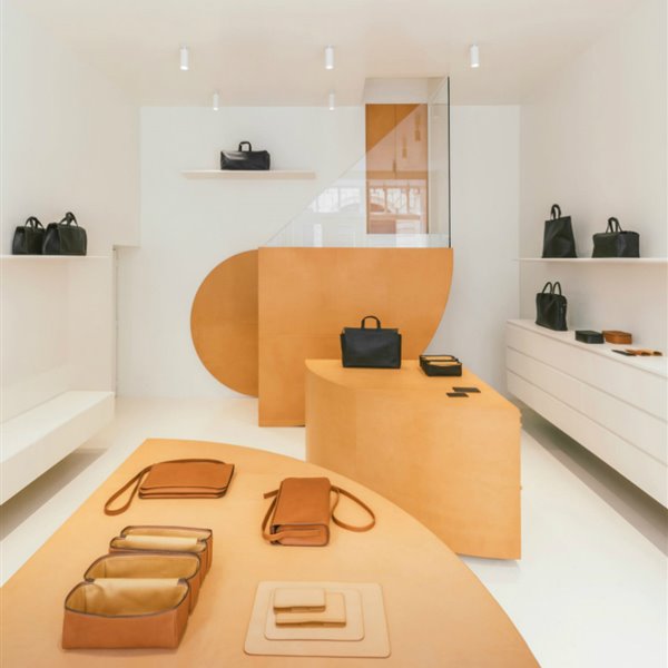 La nueva boutique de Isaac Reina enamorará a los amantes de las geometrías (y sus bolsos)