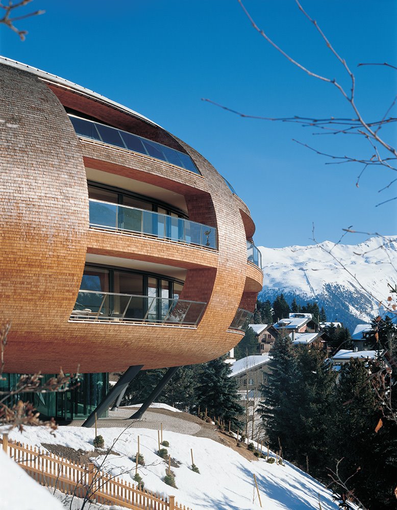 El edificio de apartamentos Chesa Futura en St Moritz (2004) plasma ideas de Foster acerca de la sostenibilidad del hábitat del mañana.