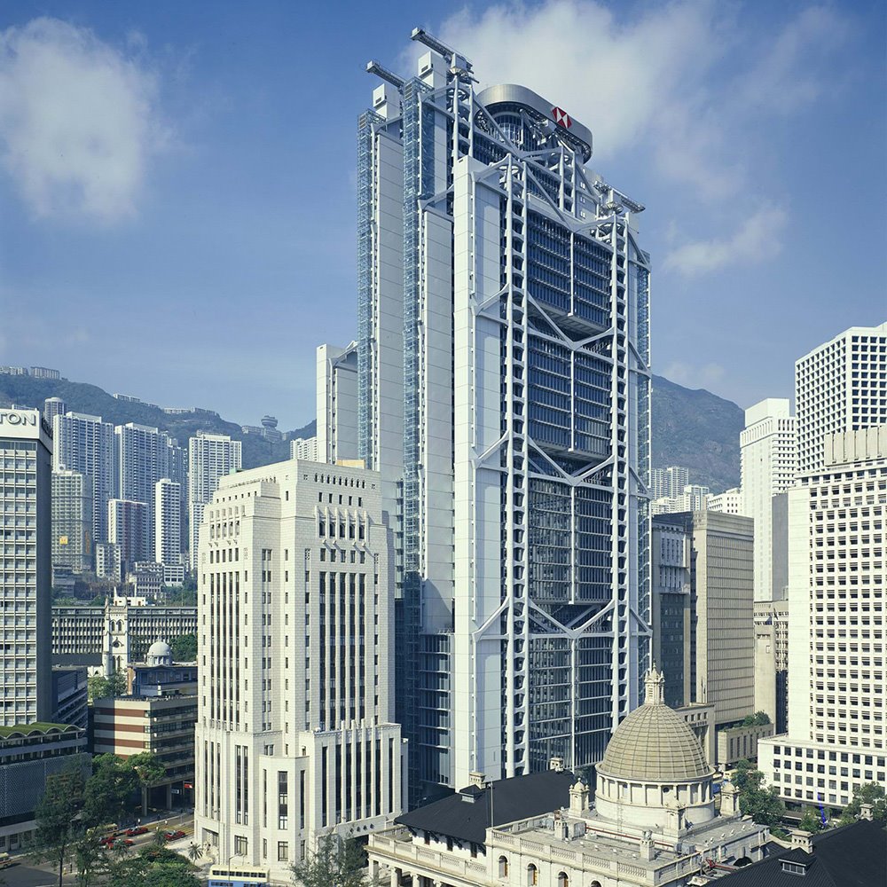 El edificio del Hong Kong and Shanghai Bank (1986) es uno de los epítomes de la arquitectura high-tech y el trabajo que dio fama internacional a Norman Foster.