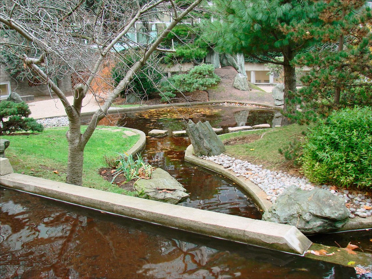 El jardín de la Paz de Isamu Noguchi, en la sede de la Unesco de París, es el primero de estilo zen hecho por un escultor y no por un jardinero. 