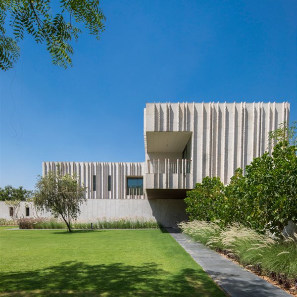 Observa cómo late el corazón verde y artístico de esta vivienda