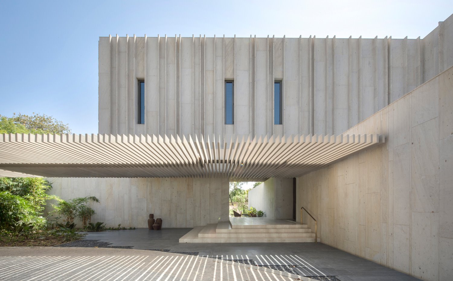 Fachada exterior vivienda de hormigón con doble nivel
