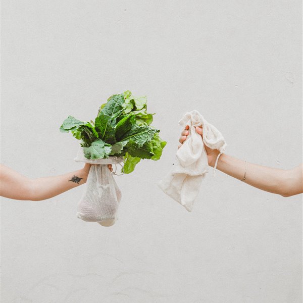Las bolsas de tela son perfectas para comprar verduras y conservarlas en casa. Cada vez más empresas apuestan por este tipo de consumo.