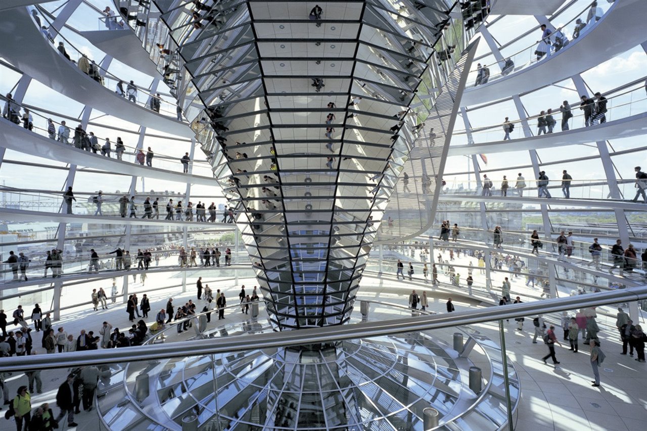 Por su carácter simbólico, la cúpula del Reichstag en Berlín (1999) es uno de los trabajos más importantes del arquitecto británico.