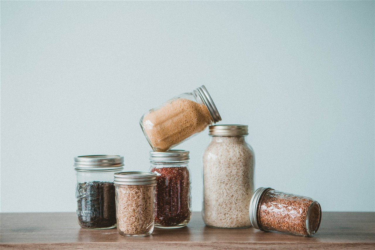 Si compras a granel puedes hacerte con tarros de cristal para conservar arroces, legumbres o hasta pasta sin recurrir a las bolsas de plástico.
