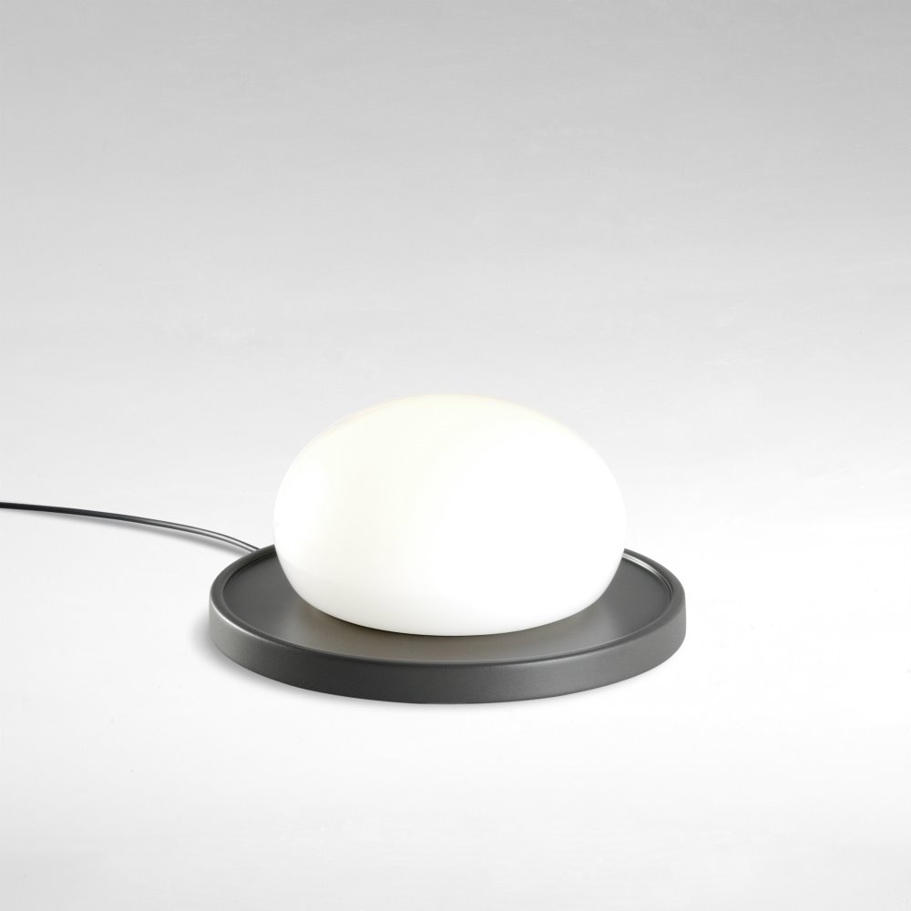 Marset ha puesto a la venta Bolita en dos acabados: en color blanco y gris sombra.