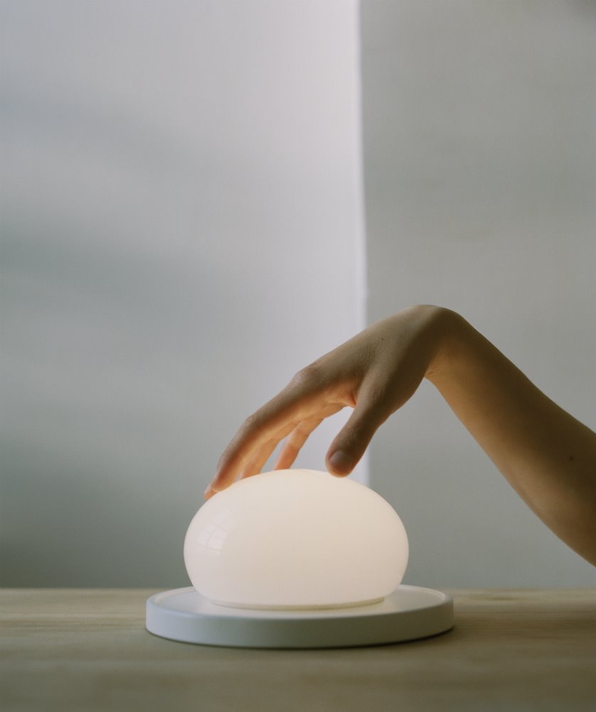 Esta lámpara de sobremesa reivindica el sentido del tacto. 