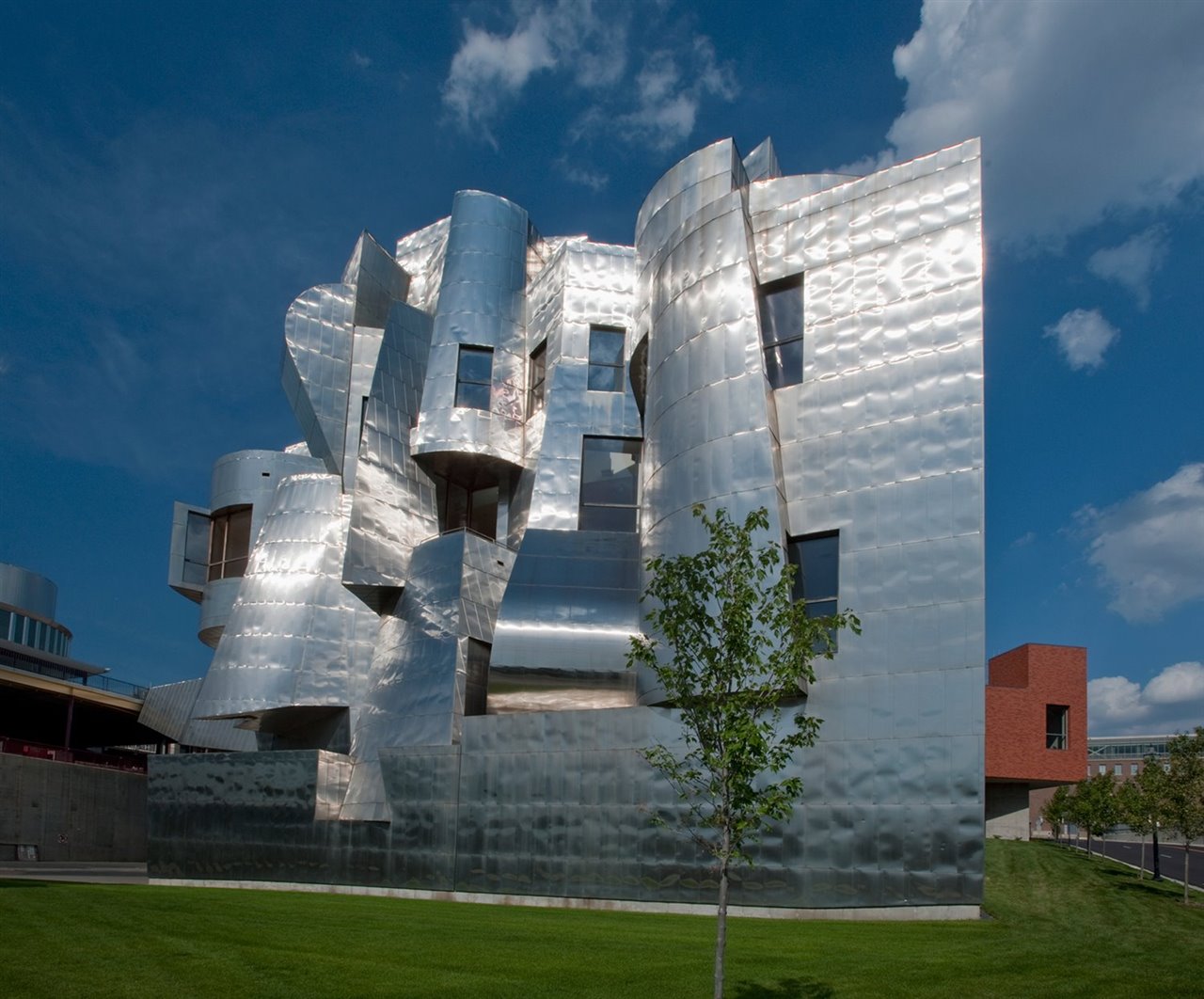 El Museo de Arte Weisman aparece en Mineapolis como una pintura cubista. 