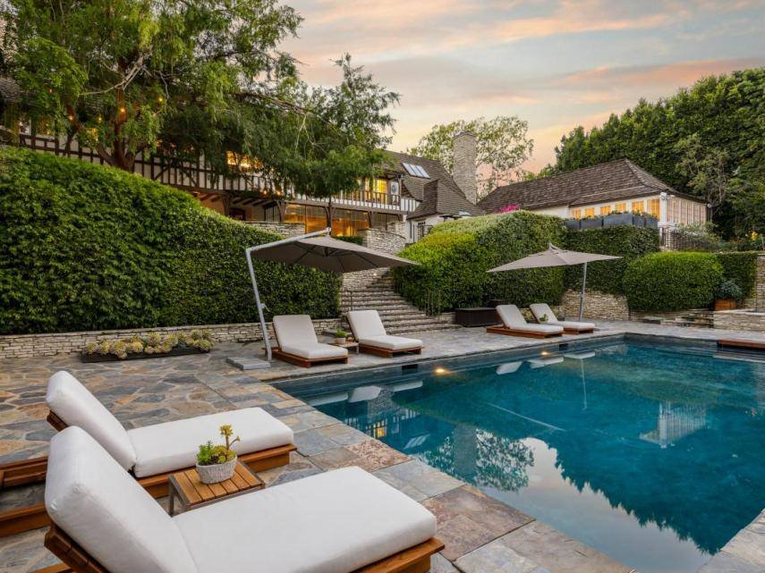 rachel jennifer aniston casa exterior HILTON AND HYLAN