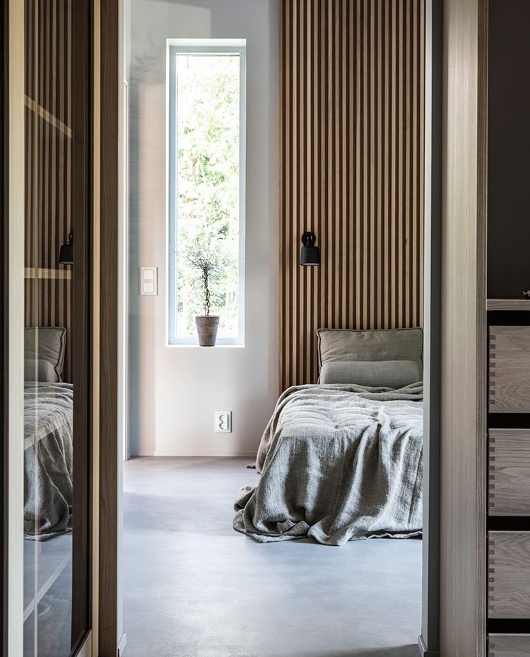 Dormitorio principal con vestidor, ropa de cama de lino gris, frente de pared de cabecero alistonado