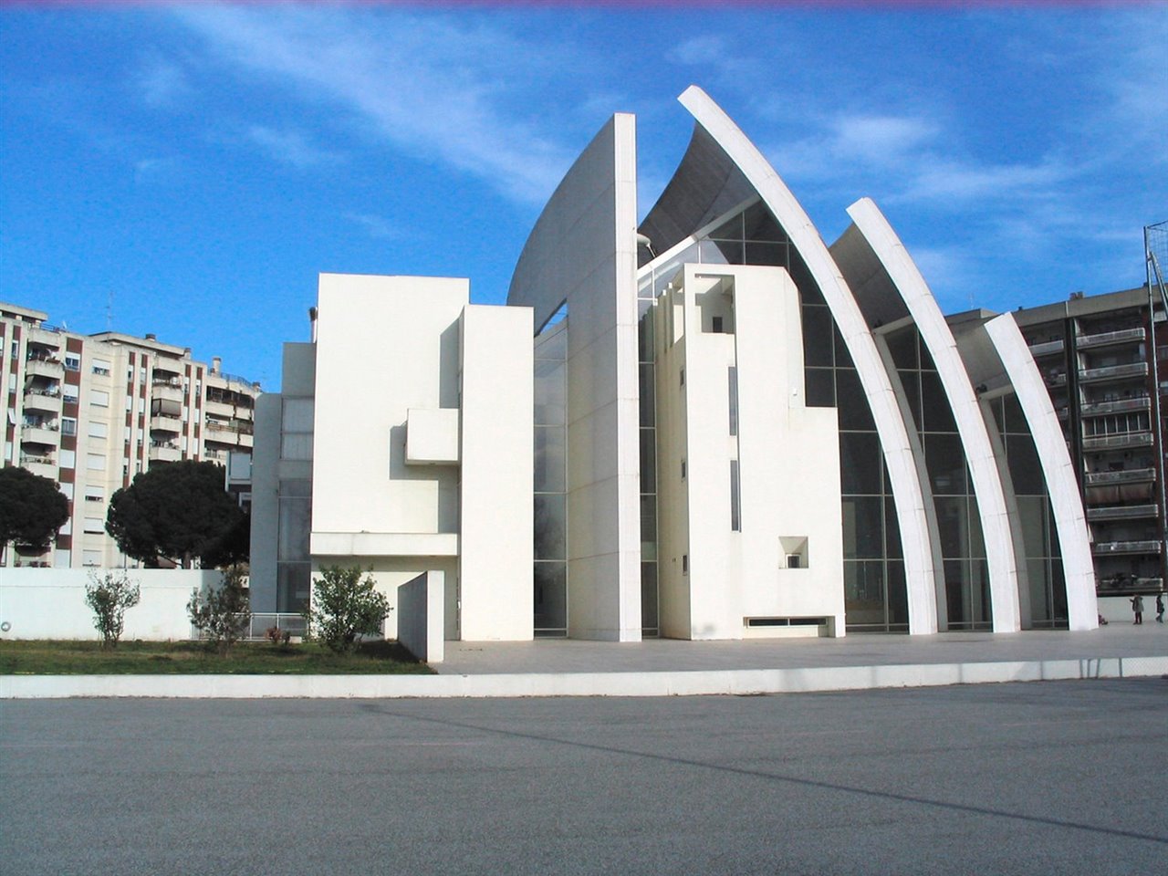 La carcasa de la Iglesia del Jubileo, en Roma, está hecha con paneles de hormigón prefabricados, ensamblados en seco. 