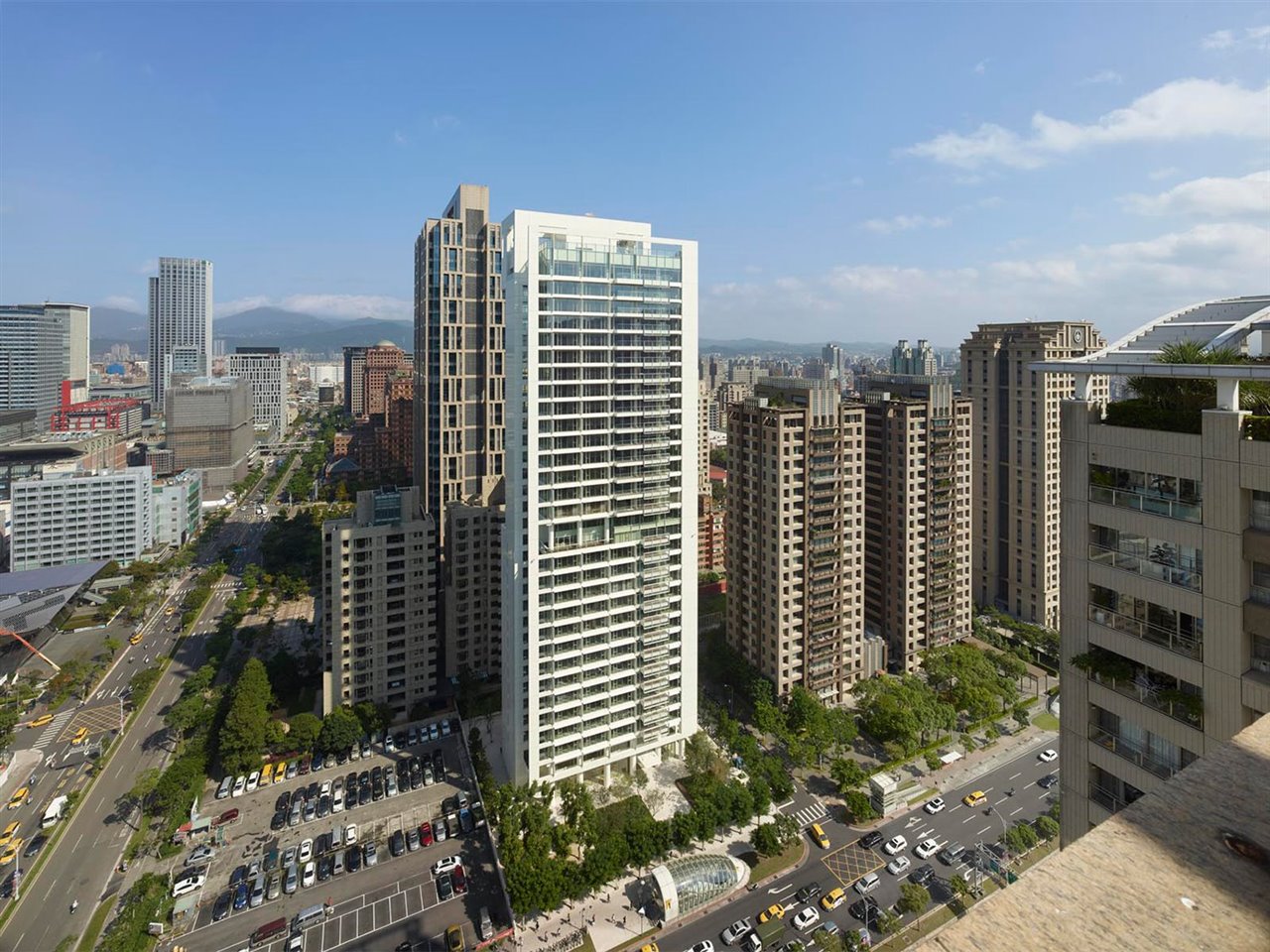 La torre residencial Xin-Yi está formada por dos volúmenes de carácter opuesto.  