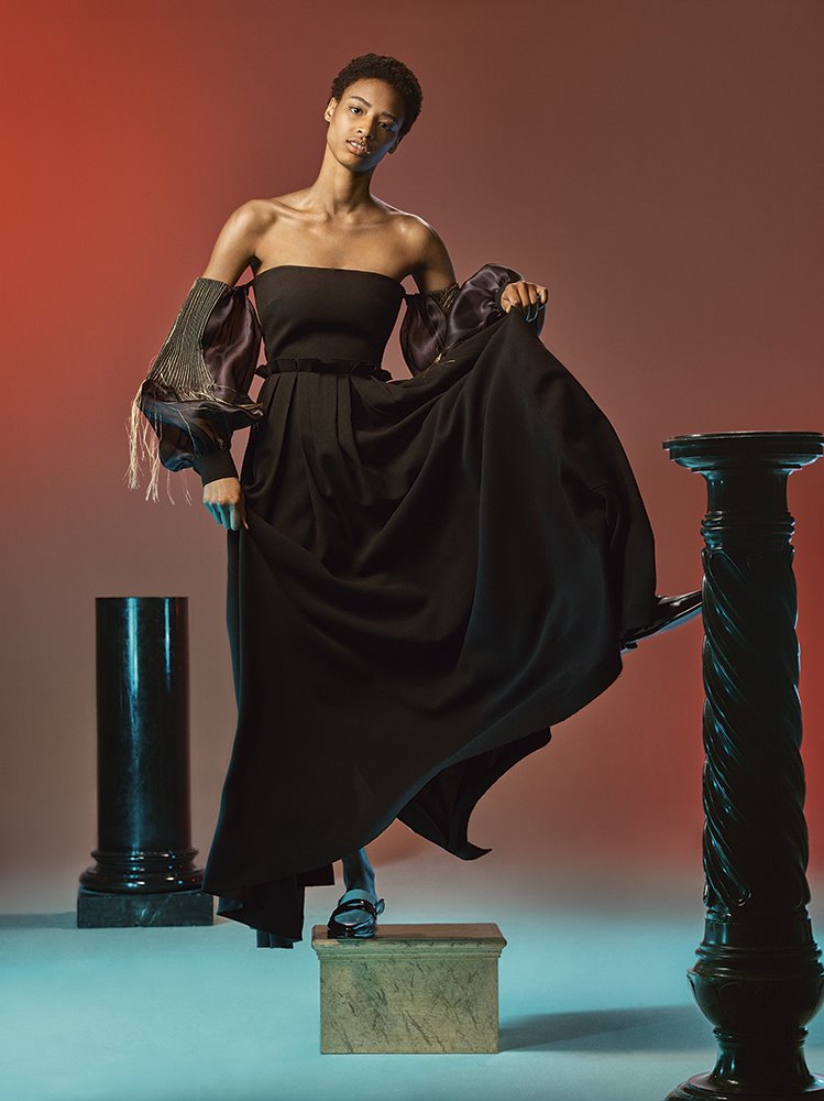 vestido-marron-de-la-coleccion-de-Loewe-inspirada-en-William-de-Morgan