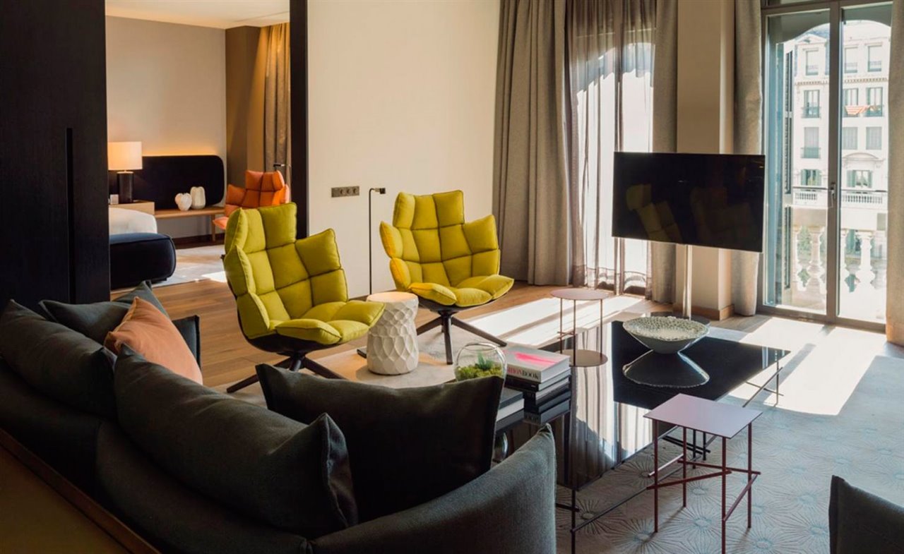 Urquiola ha vestido el Hotel Mandarin Oriental de Barcelona con maderas cálidas, tapicería suave y una paleta de grises con acentos de color. 