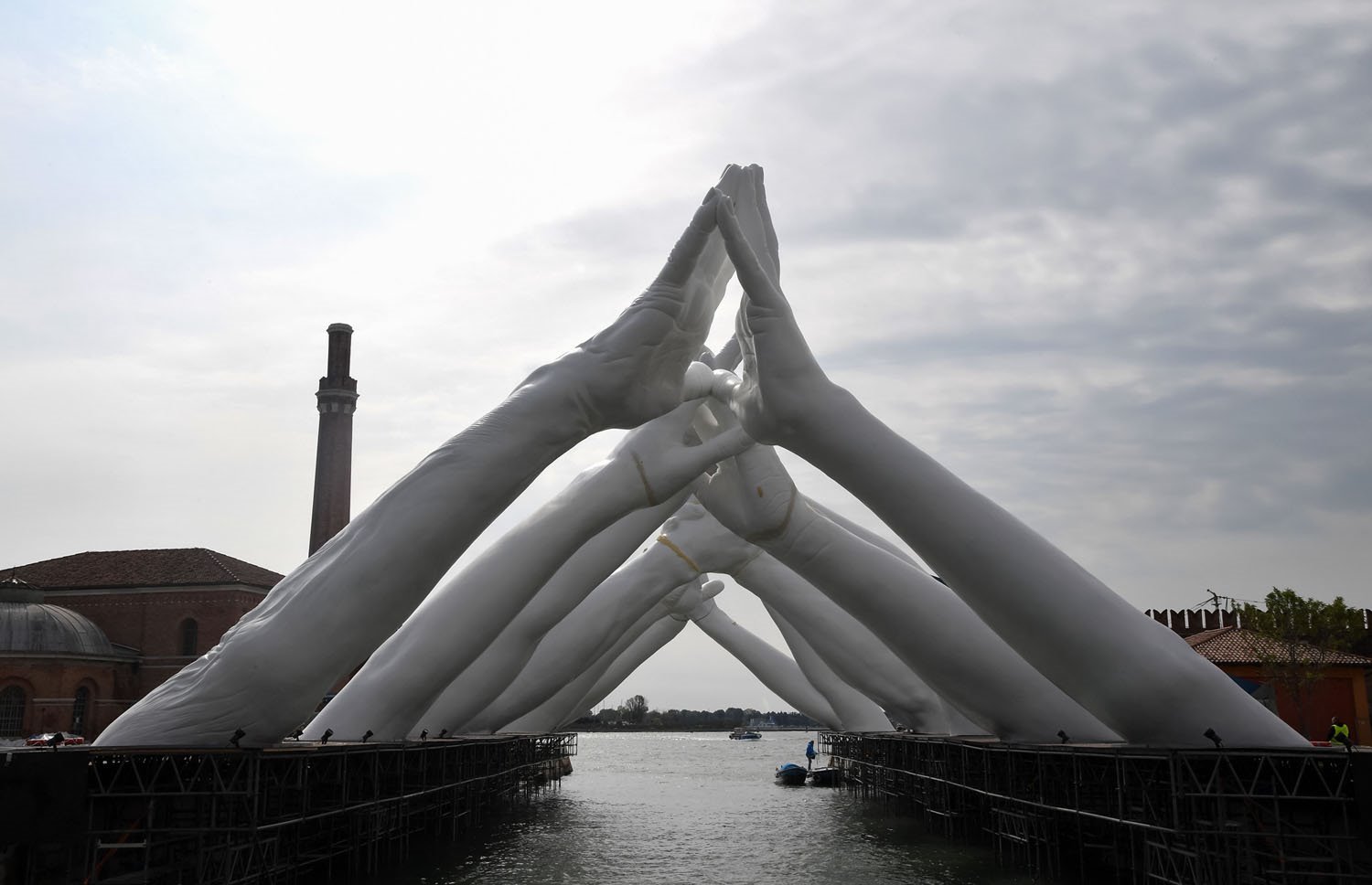 biennale venecia lorenzo quinn building bridges