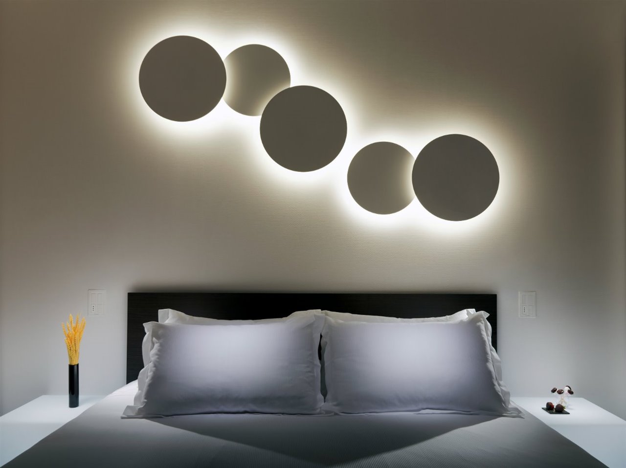 Puck Wall Art, de Jordi Vilardell para Vibia, ofrece a los interioristas y los arquitectos la posibilidad de crear composiciones extensas de iluminación indirecta.
