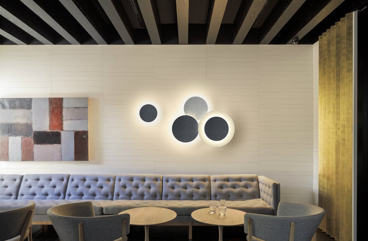 Puck Wall Art puede regularse de los 2.700 a los 4.000 grados Kelvin según las necesidades del espacio. 