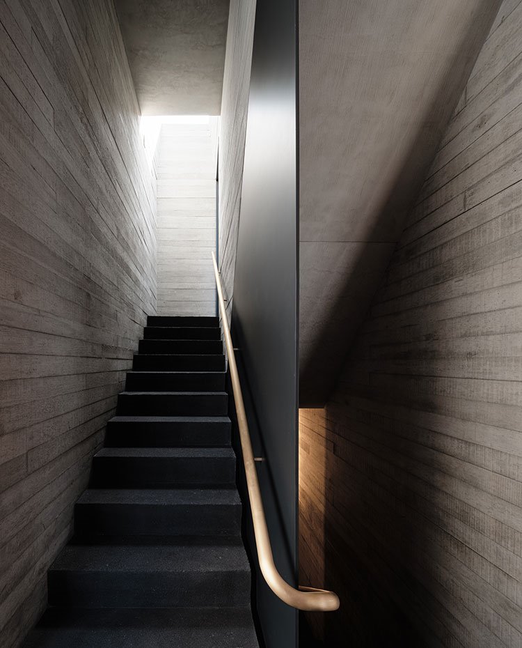 Escaleras con pasamanos de latón y hoja de acero