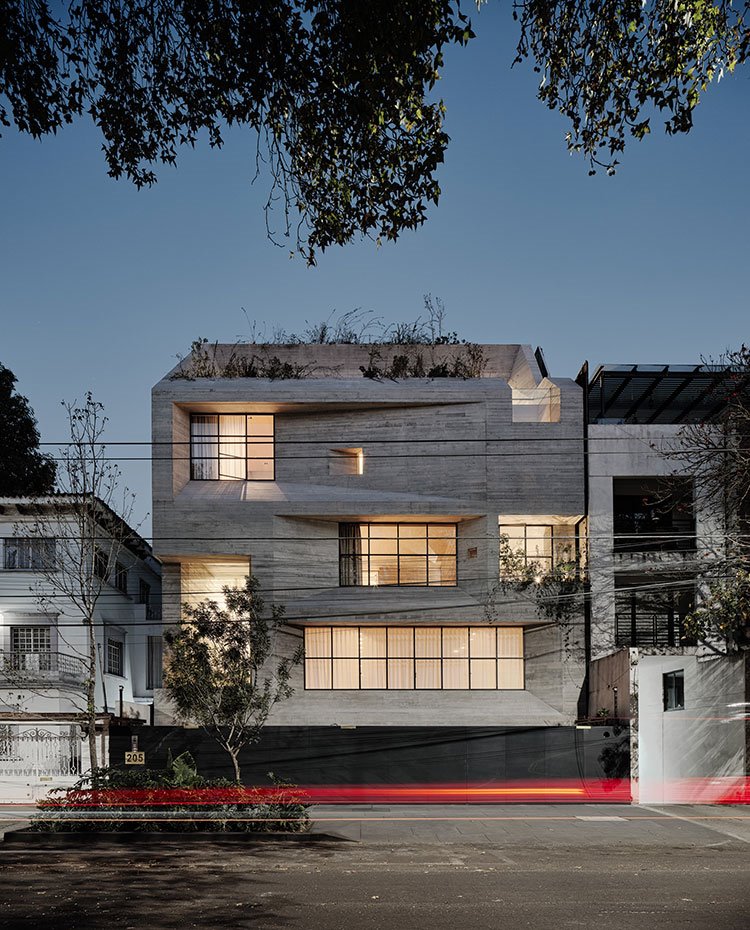 Fachada exterior vivienda de hormigón hacia calle