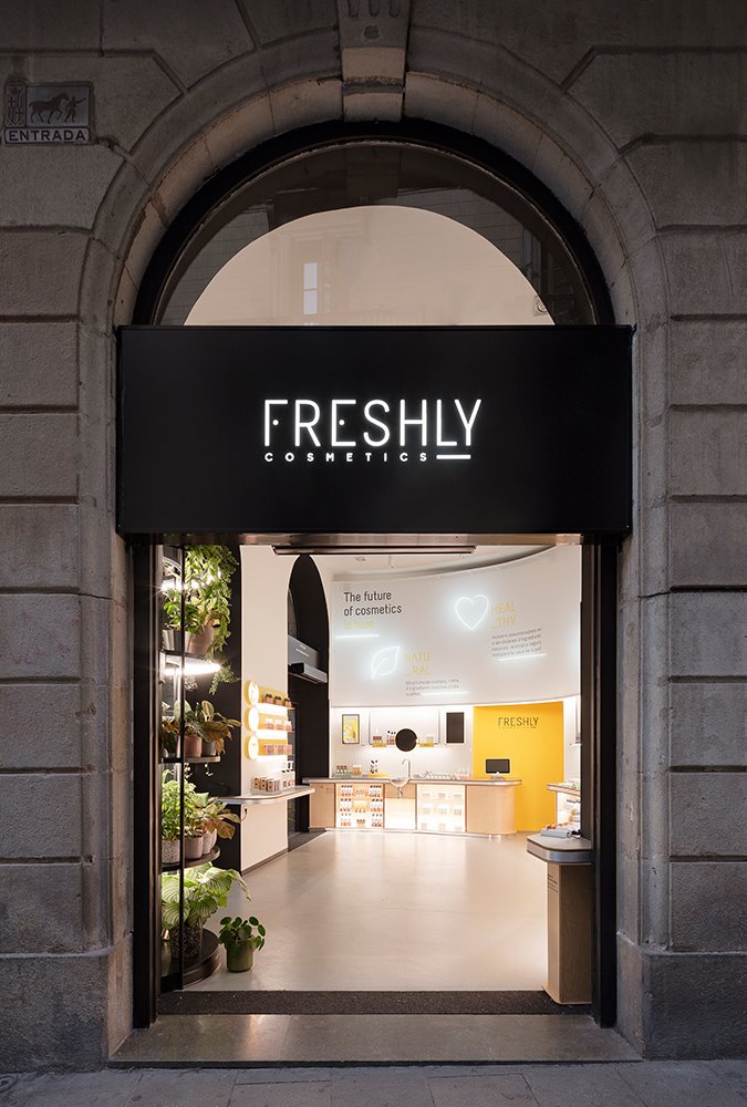 entrada-Freshly-Cosmetics-en-Barcelona-con-reforma-de-Culdesac