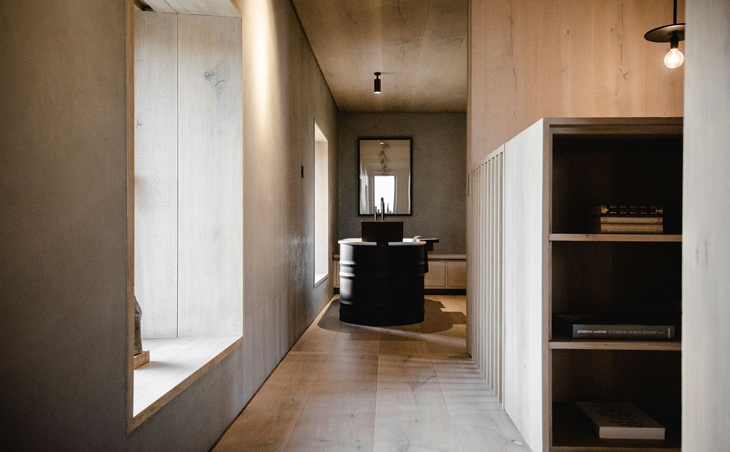 Estantes de madera, revestimiento de paredes, suelos y techos de madera, luminarias en negro