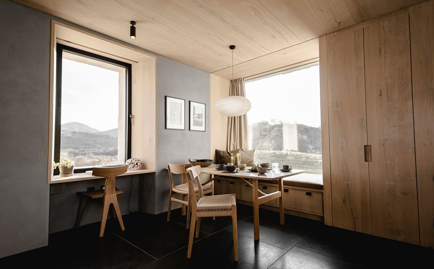 Zona comedor y de trabajo con aperturas a exterior