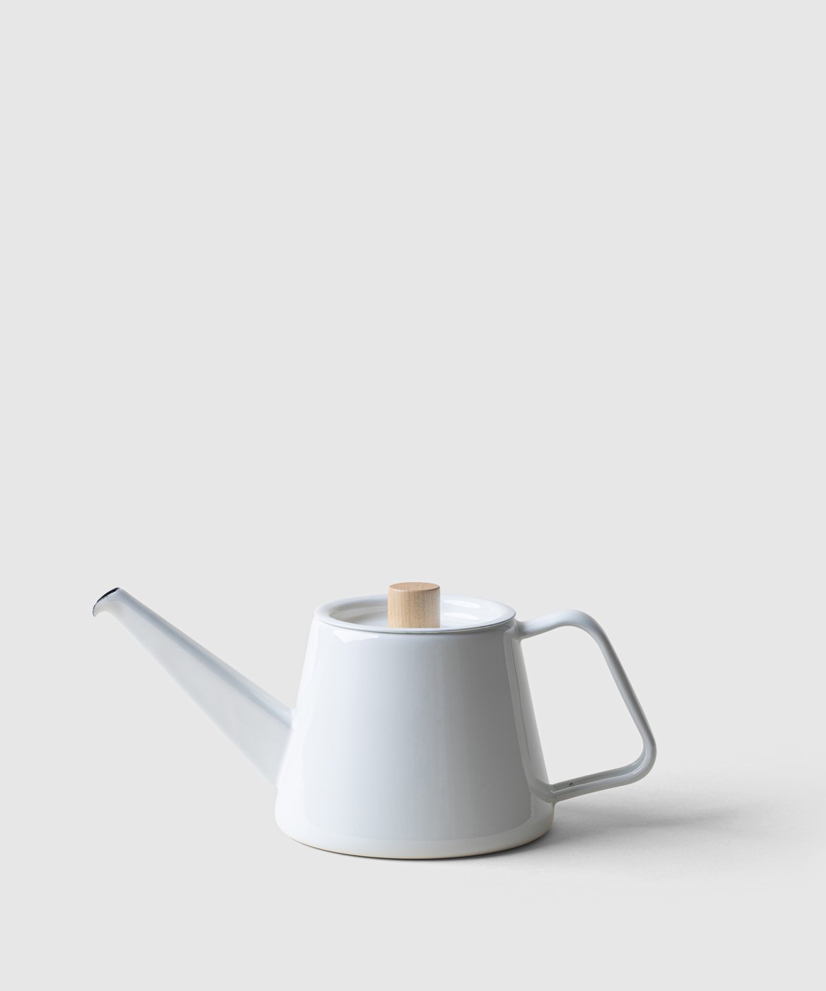 Tetera blanca con tapa de madera de la nueva tienda de Marie Kondo Kon Mari