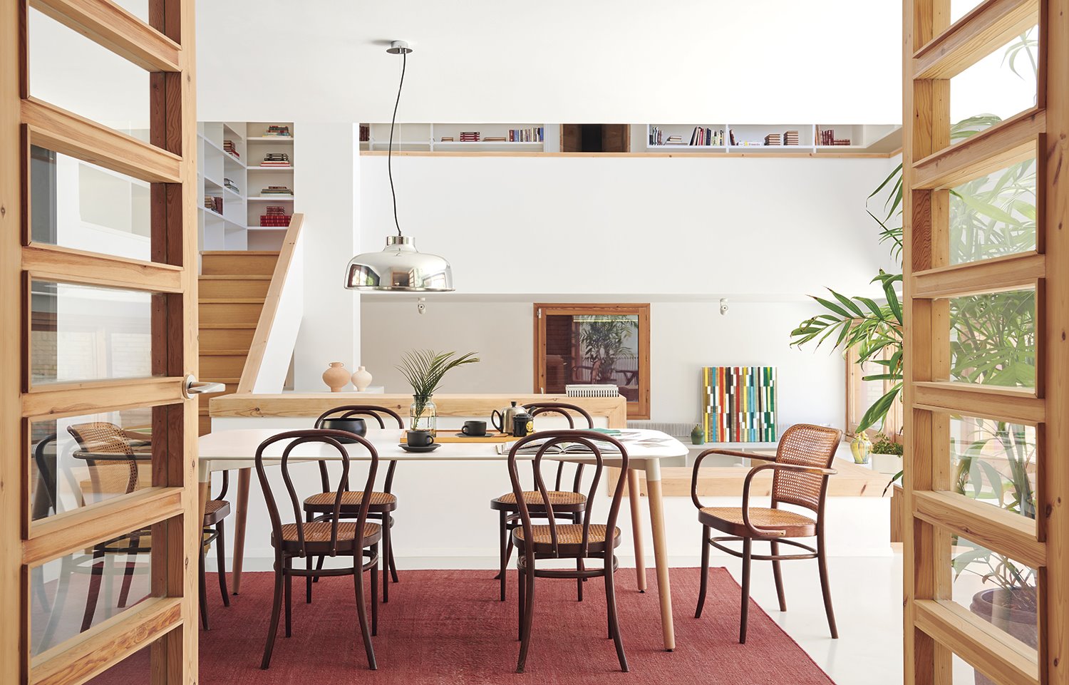 comedor-en-la-casa-reformada-por-Tomas-Lopez-en-Sant-Just-Desven