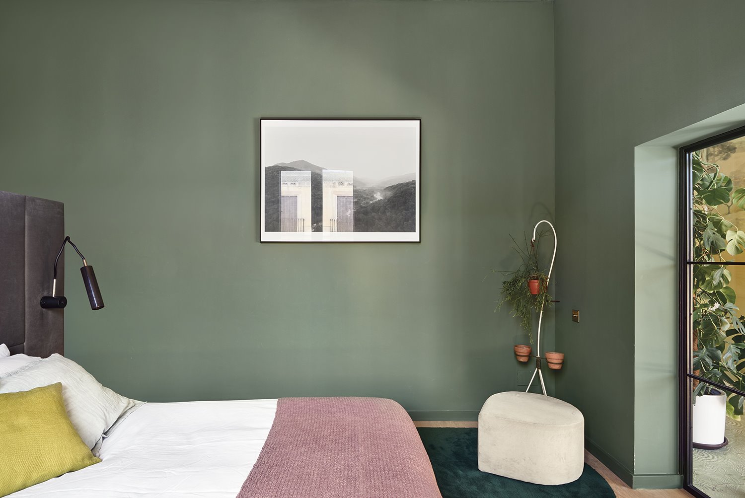 dormitorio-verde-en-la-casa-reformada-por-Georg-Kaiser-en-el-ensanche-de-Barcelona