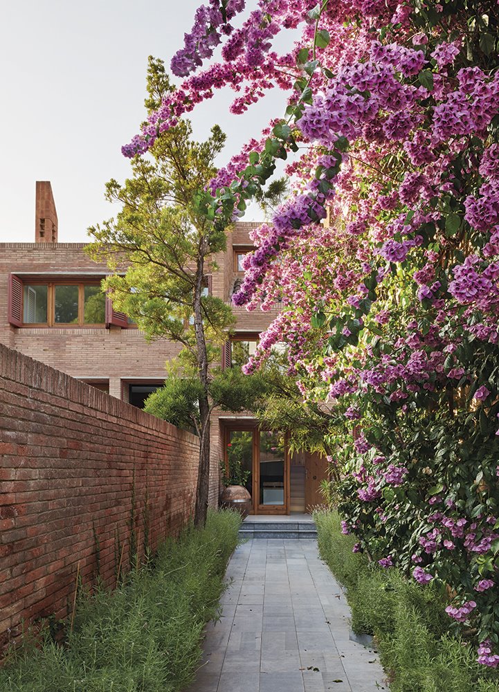 entrada-con-flores-en-la-casa-reformada-por-Tomas-Lopez-en-Sant-Just-Desvern