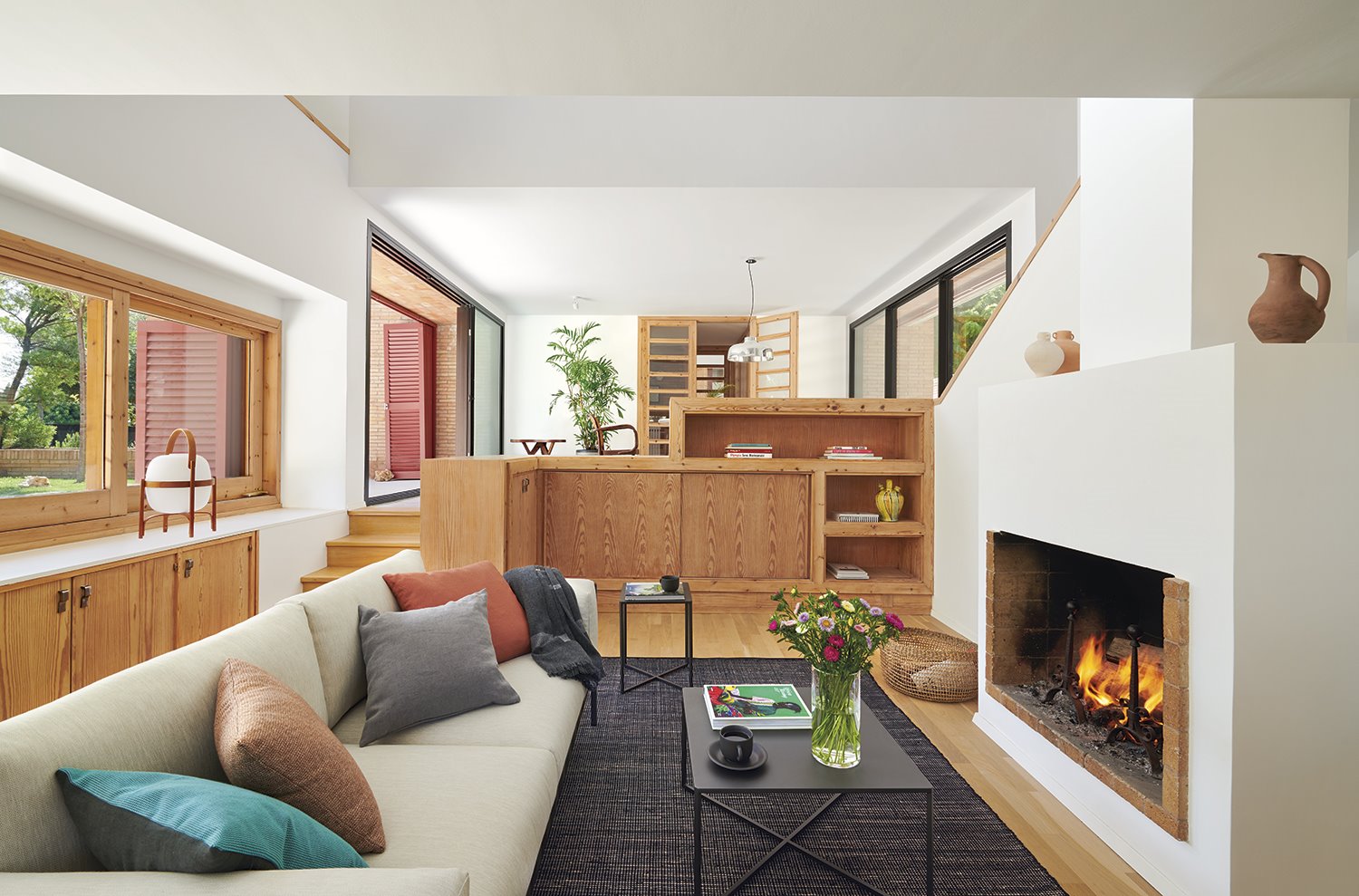 salon-con-chimenea-en-la-casa-cn-reforma-de-Tomas-Lopez-en-San-Just-Desvern