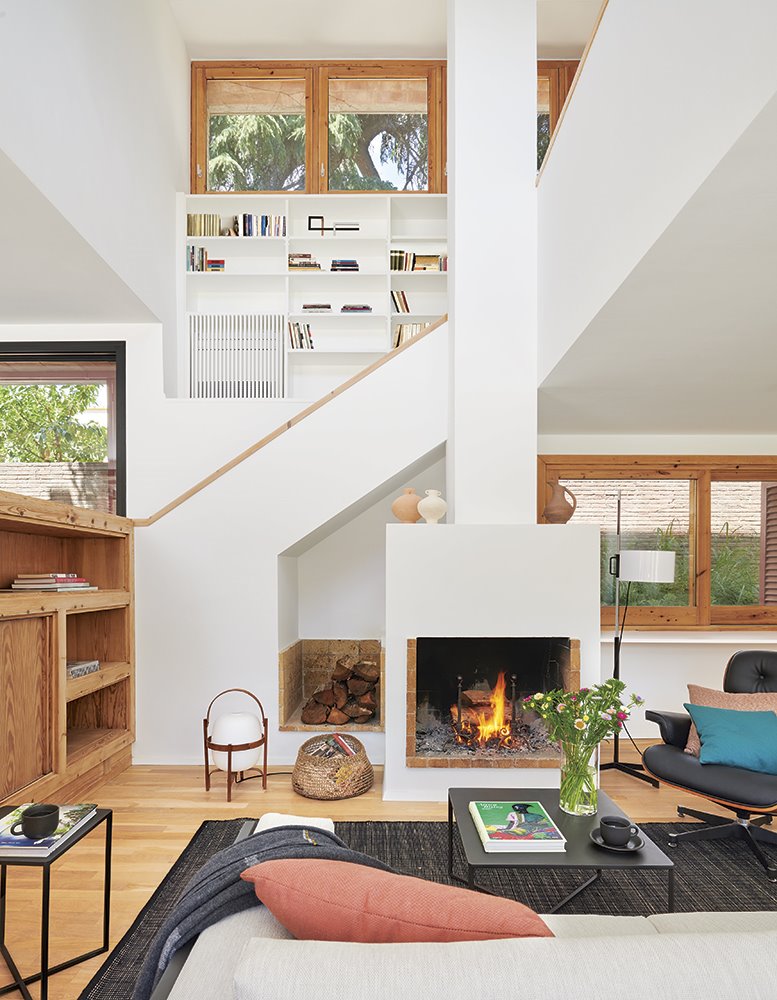 salon-en-la-casa-con-reforma-de-Tomas-Lopez-en-San-Just-Desvern