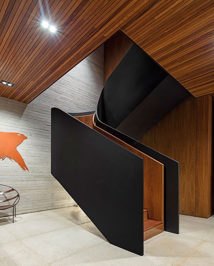 Detalle hueco de escalera de madera, a conjunto con revestimiento de pared y techo
